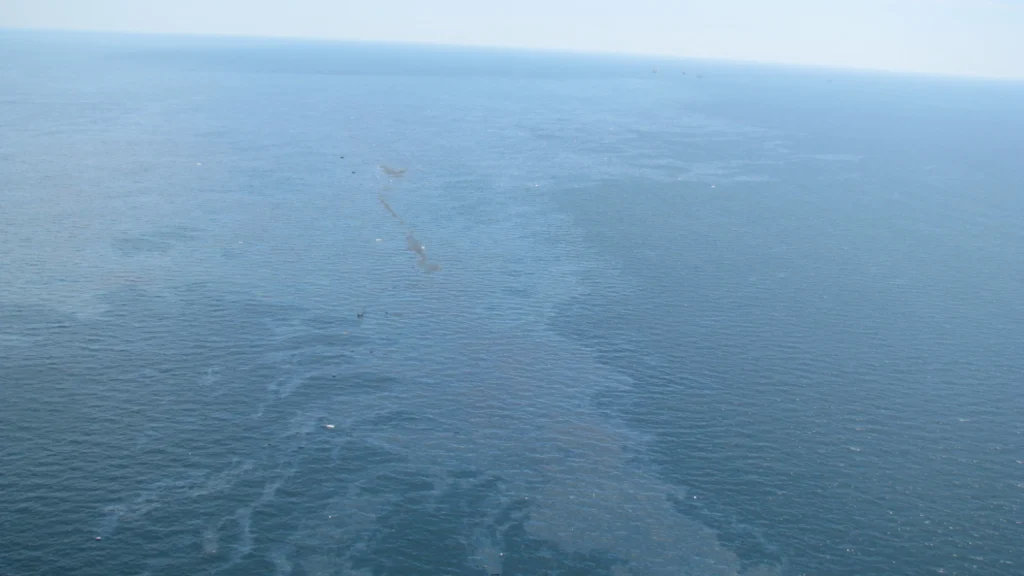 Deepwater Horizon事故後、メキシコ湾の海面に広がる油