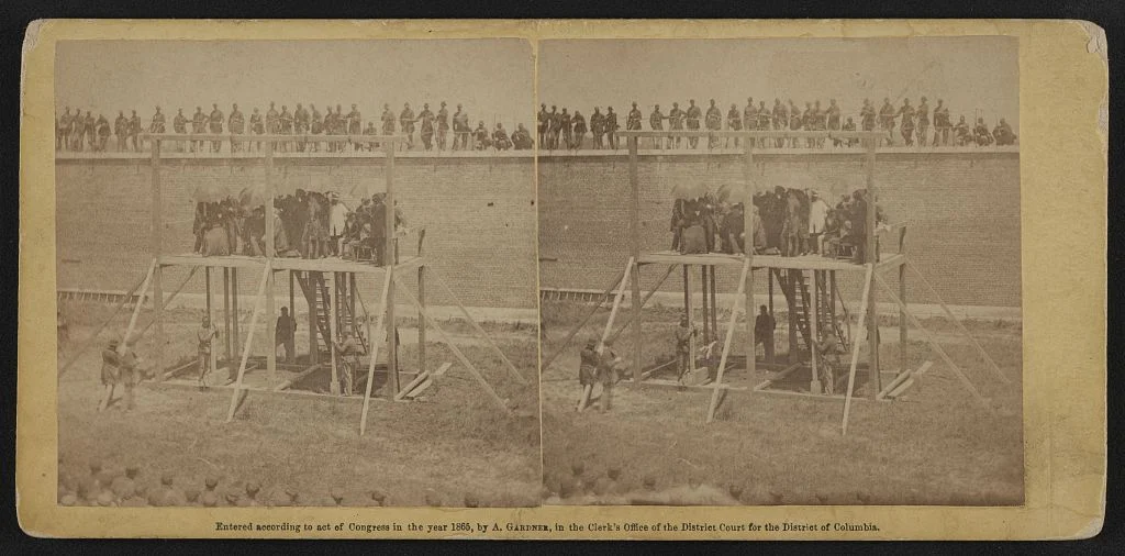 1865年7月7日、リンカーン暗殺共犯者4人が処刑台に上がる場面の写真