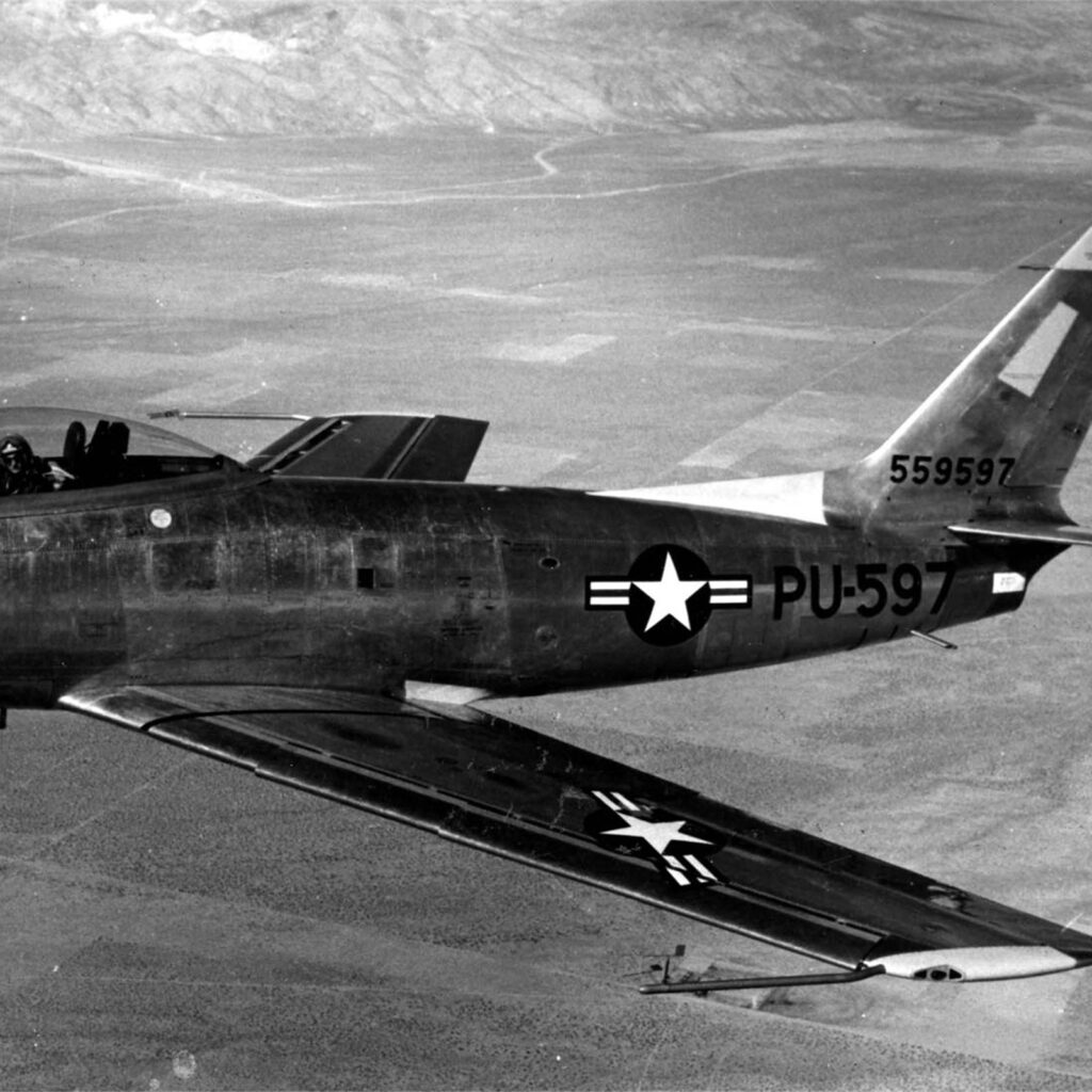 飛行中のNorth American XP-86試作機