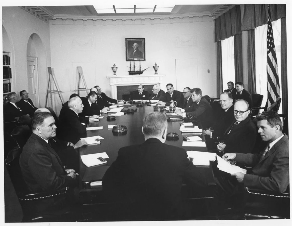 キューバ危機への対応を協議する米国家安全保障会議執行委員会とケネディ大統領