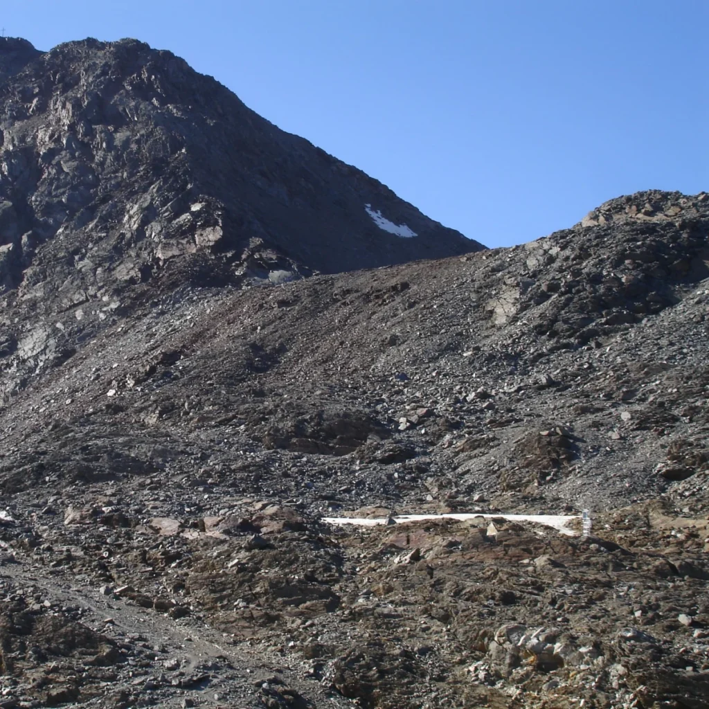 ティーゼンヨッホ付近の高山景観とエッツィ記念オベリスク
