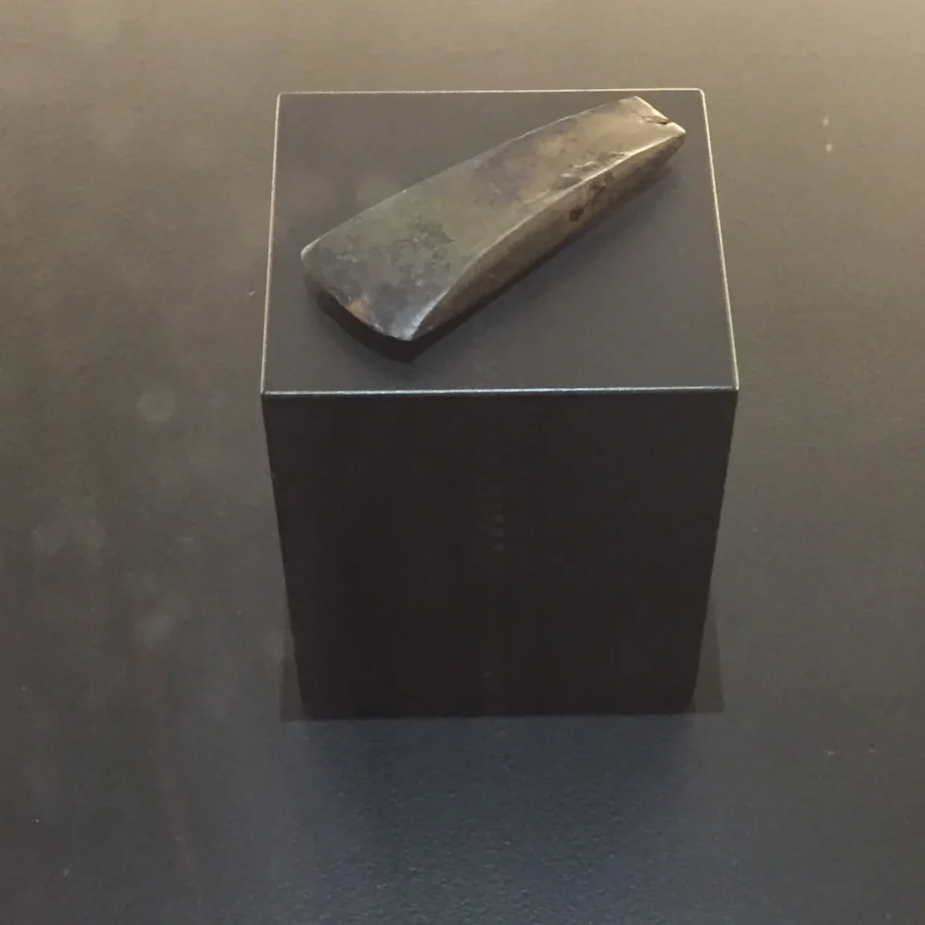 南チロル考古学博物館に展示されるエッツィの銅斧