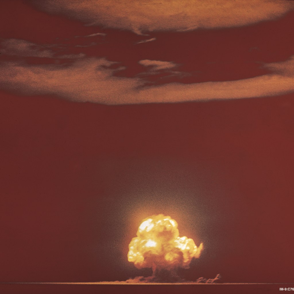 1945年7月16日のTrinity Test。ニューメキシコ砂漠で撮影された核爆発。