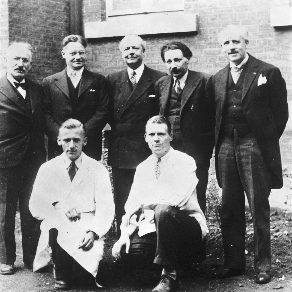 Oxfordで撮影された科学者の集合写真。Howard FloreyとErnst Chainを含む。
