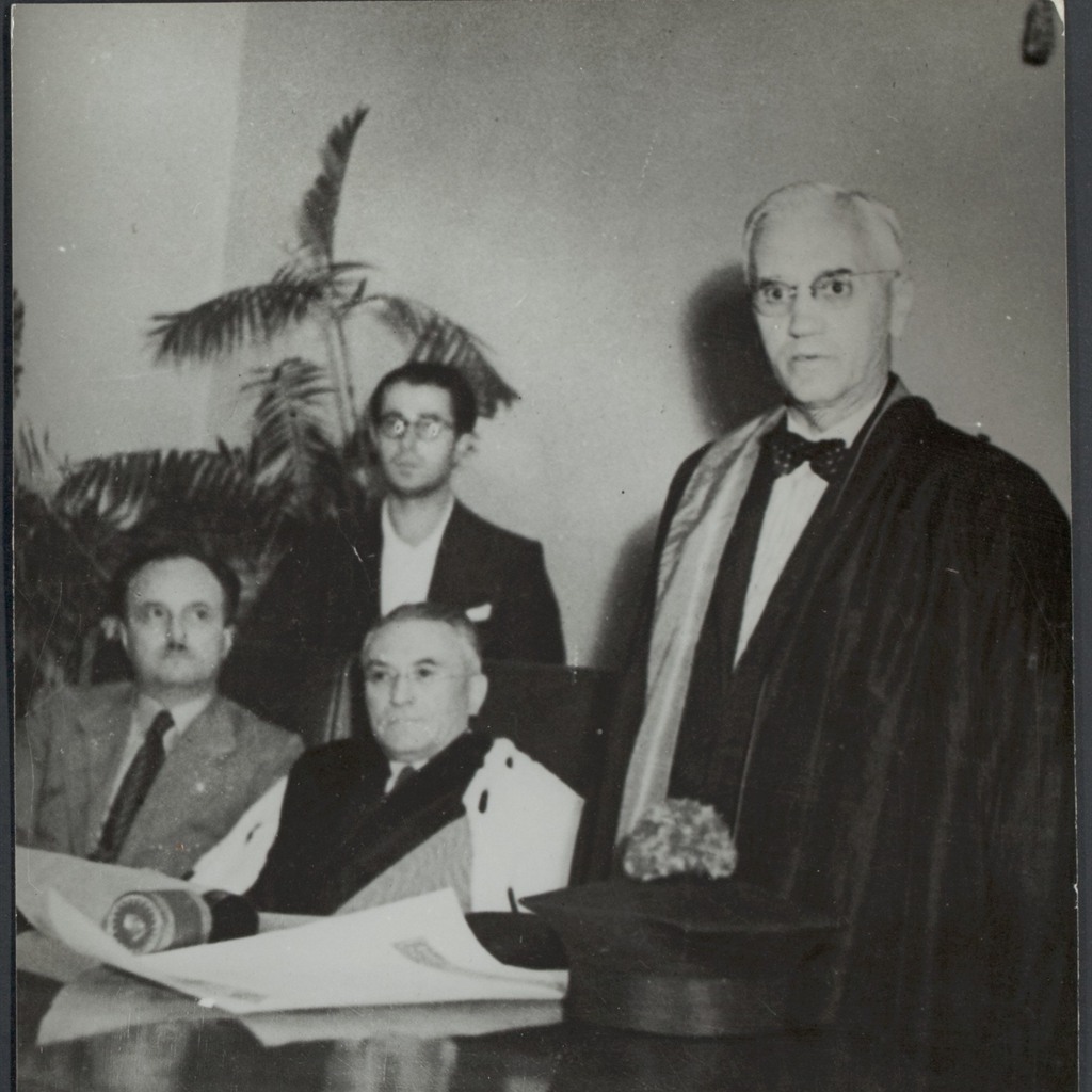 1945年10月、ローマで講演するAlexander Fleming。