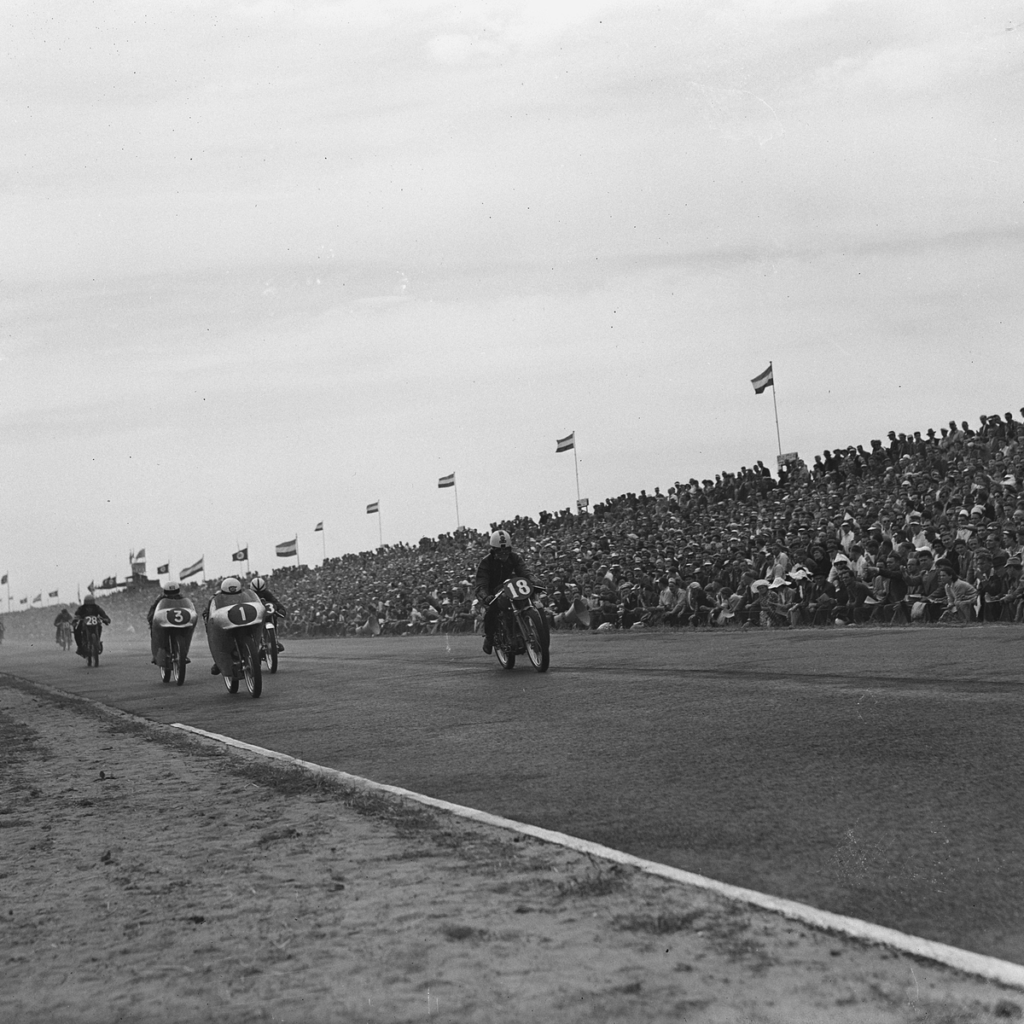 1954年Dutch TT（Assen）125ccクラスのスタート風景