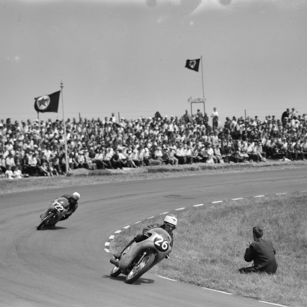 1961年Dutch TTでHonda 125ccを走らせるTom PhillisとMike Hailwood