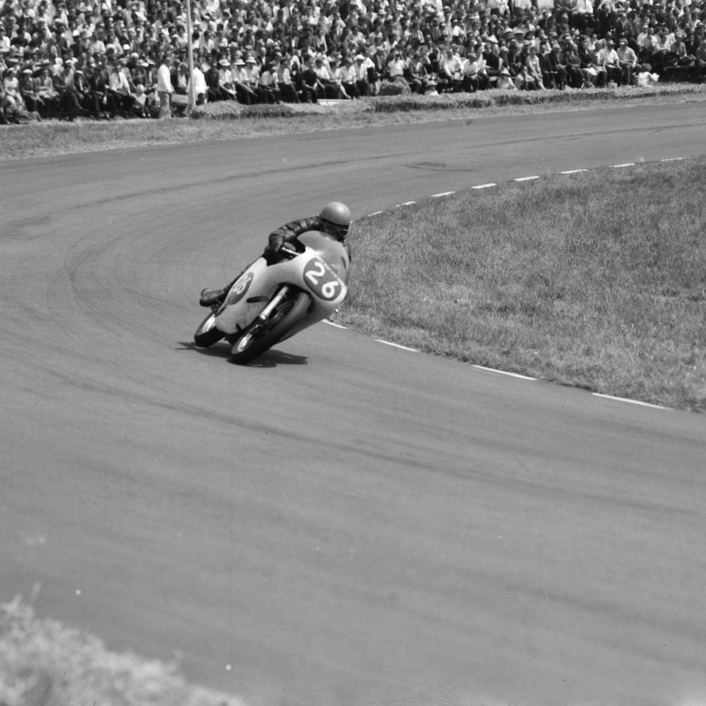 1961年Dutch TTでHonda 125ccを走らせるTom Phillis