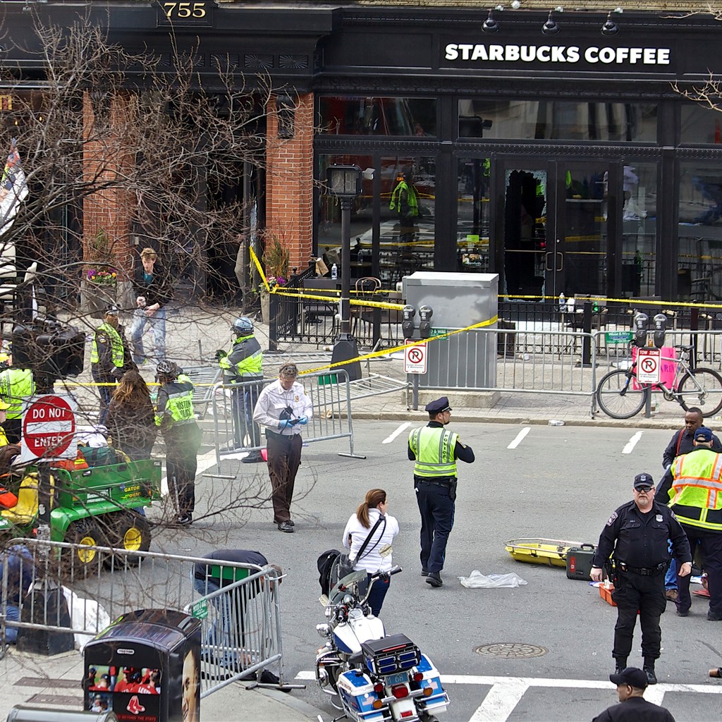 2013年ボストンマラソン爆破事件後のボイルストン通り周辺を記録した写真。