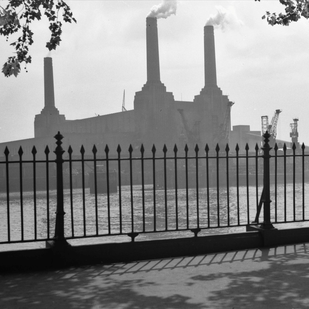 1950年のバタシー発電所。石炭に依存したロンドンのエネルギー構造を示す資料写真。