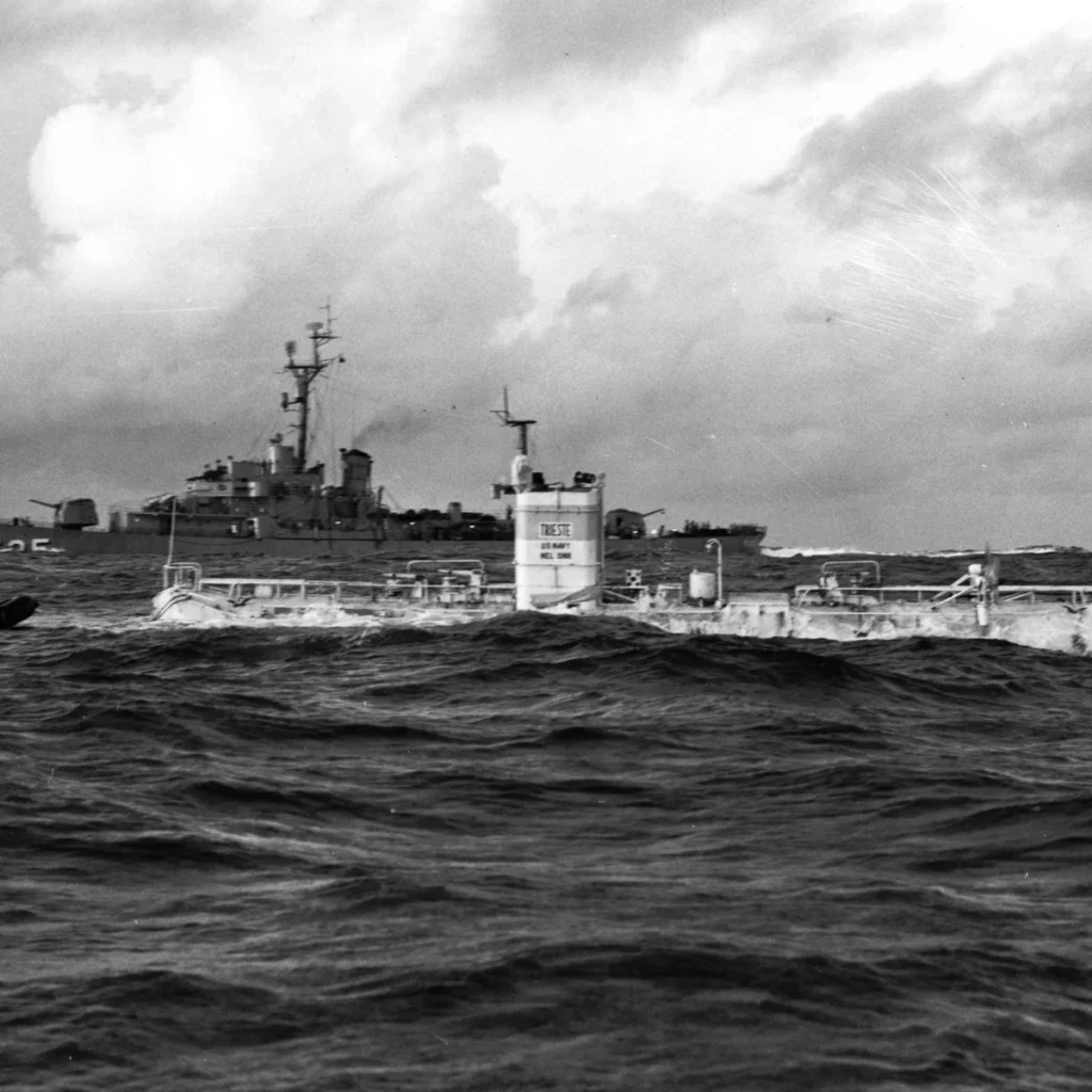 1960年1月23日、記録潜航直前のトリエステとUSS Lewis