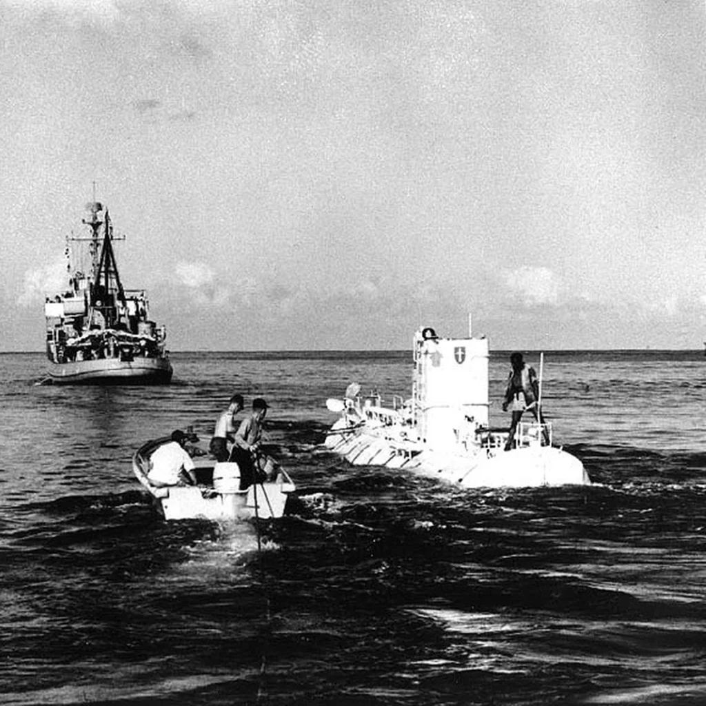マリアナ海溝での深海潜航前にトリエステを点検するJacques Piccardら