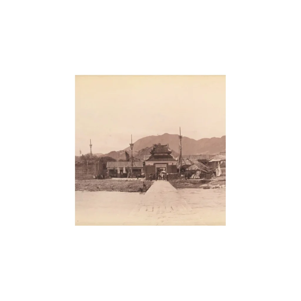 1898年に撮影された九龍城寨の城壁と周辺。