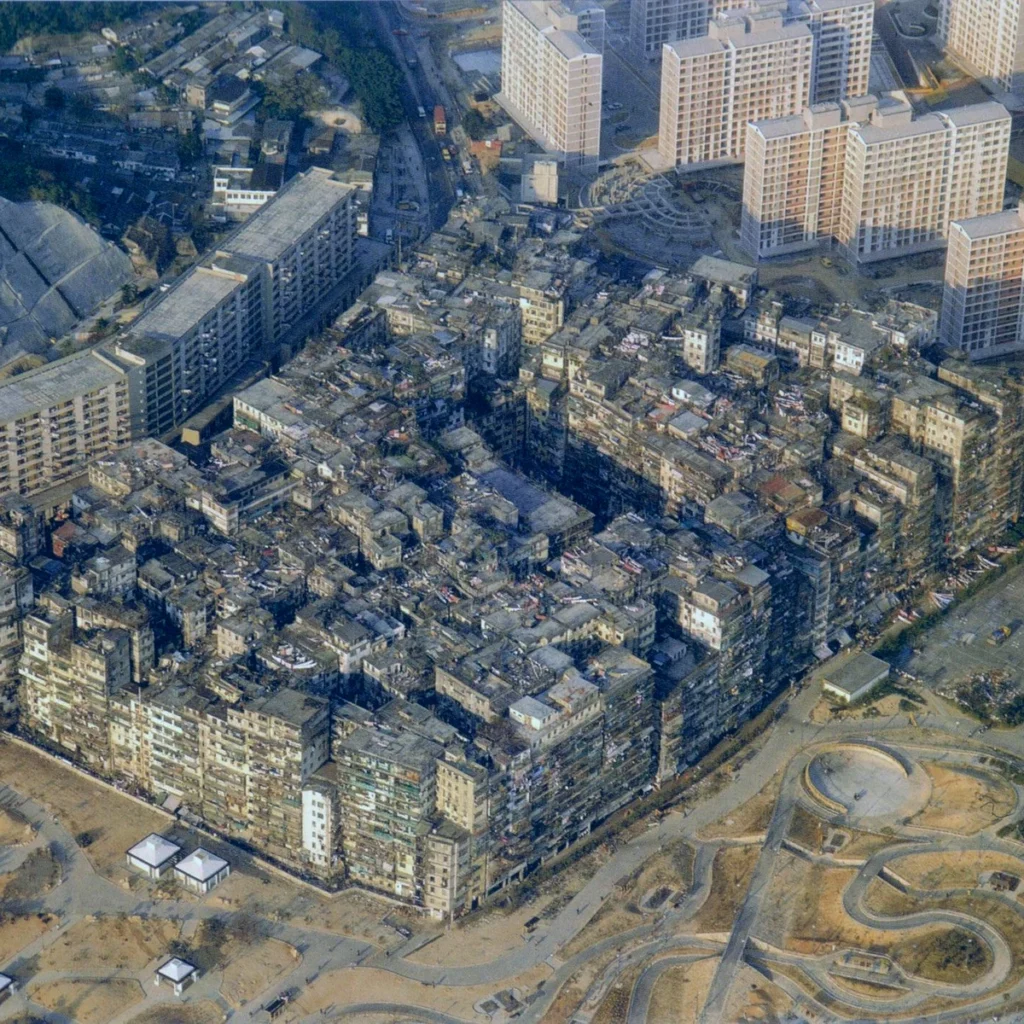 1989年の九龍城寨を上空から見た航空写真。密集した建築群が一つの街区を形成している。