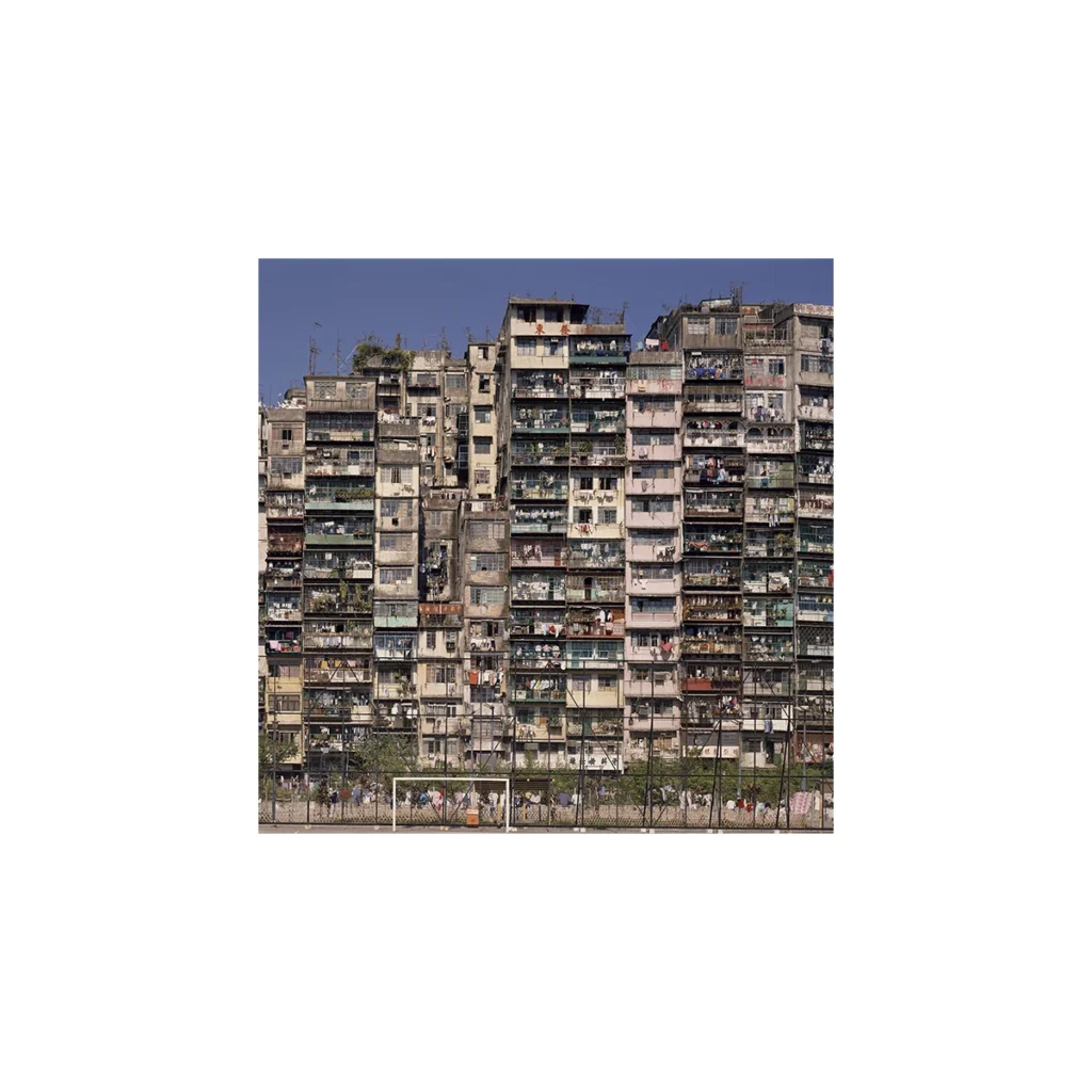 1993年の九龍城寨。遊び場の背後に住居が密集する外壁が立ち上がっている。