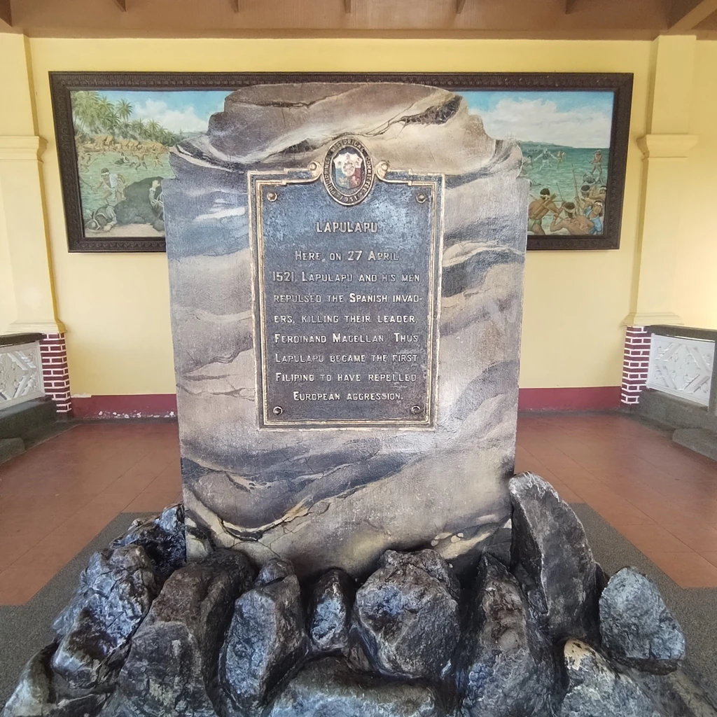 マクタンの戦いを伝える現地歴史標識。1521年4月27日の戦闘とマゼランの死を扱う記事用。