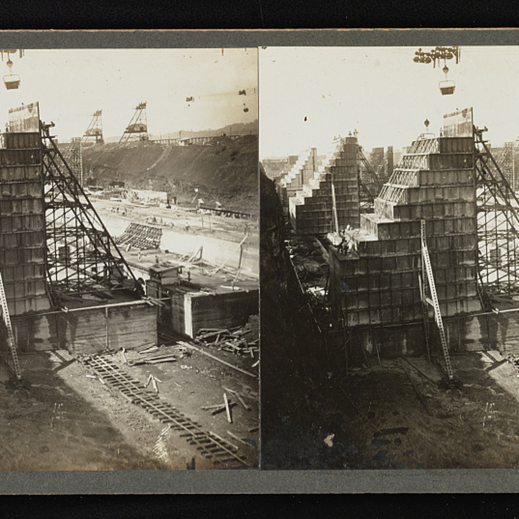 1910年、建設中のガトゥン閘門を写したJ. A. Bruceのステレオ写真