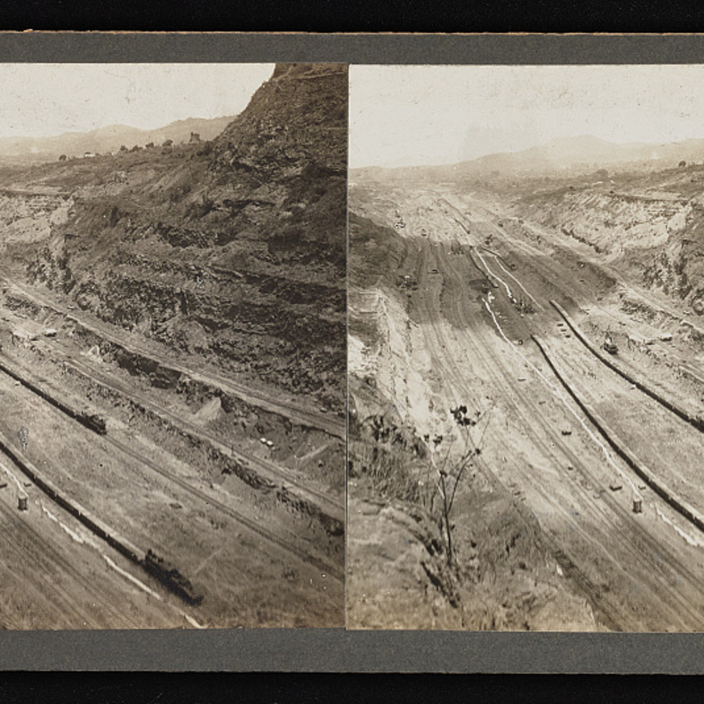 1910年のクレブラ・カットを見下ろし、工事用鉄道路線が伸びるステレオ写真