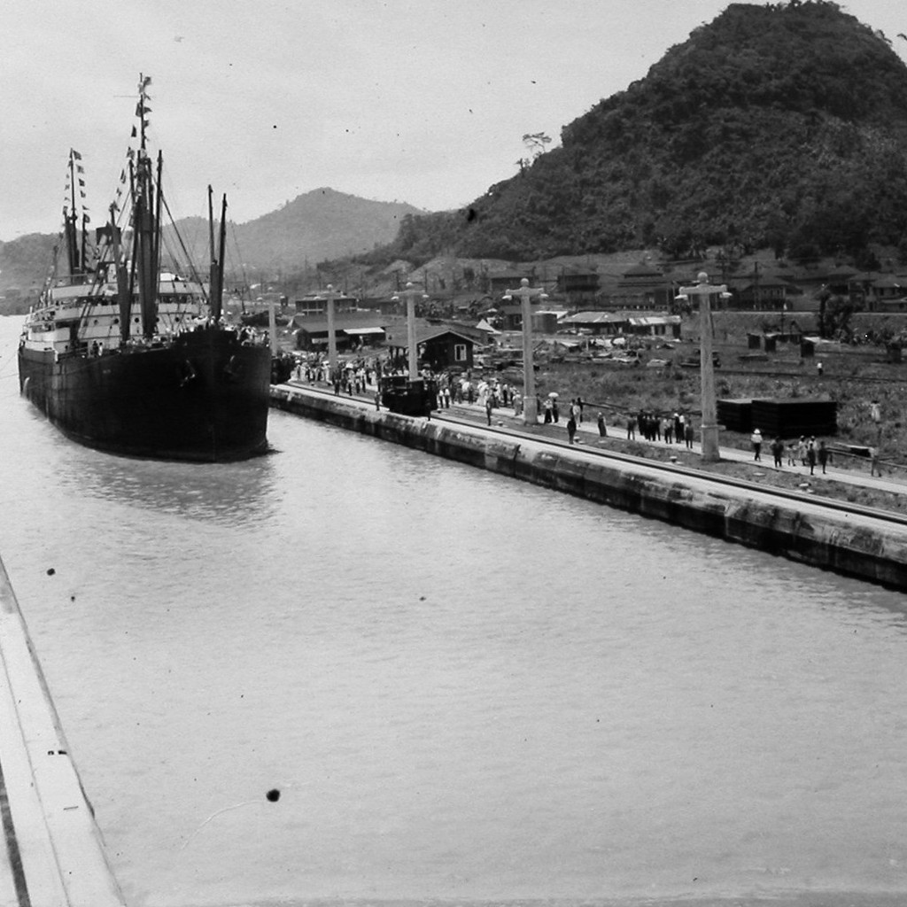 1914年8月15日、公式開通航海中のSS Anconがペドロ・ミゲル閘門へ入る様子