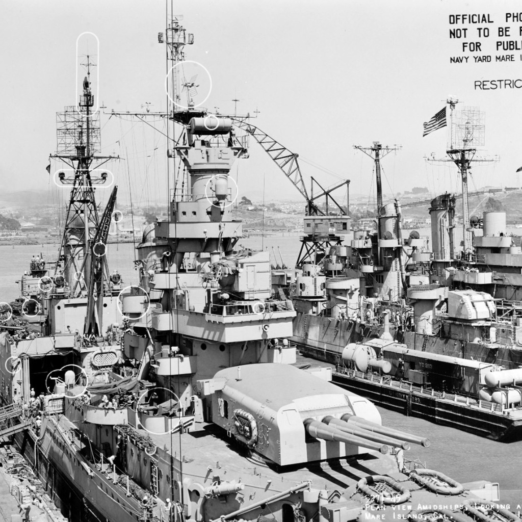 1945年7月12日のUSS Indianapolis前部上部構造とマスト上のアンテナ