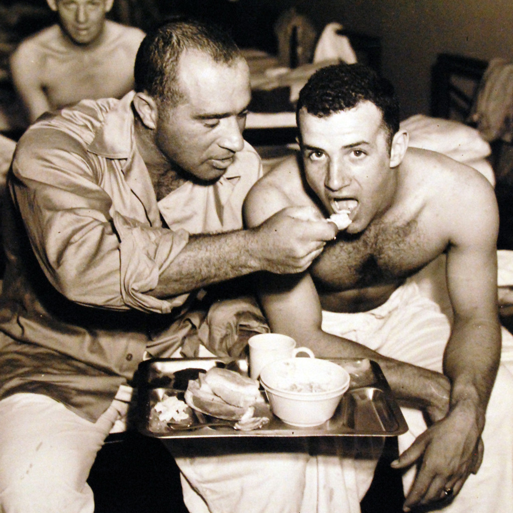 1945年8月15日、ペリリュー島の病院に収容されたUSS Indianapolisの生存者たち