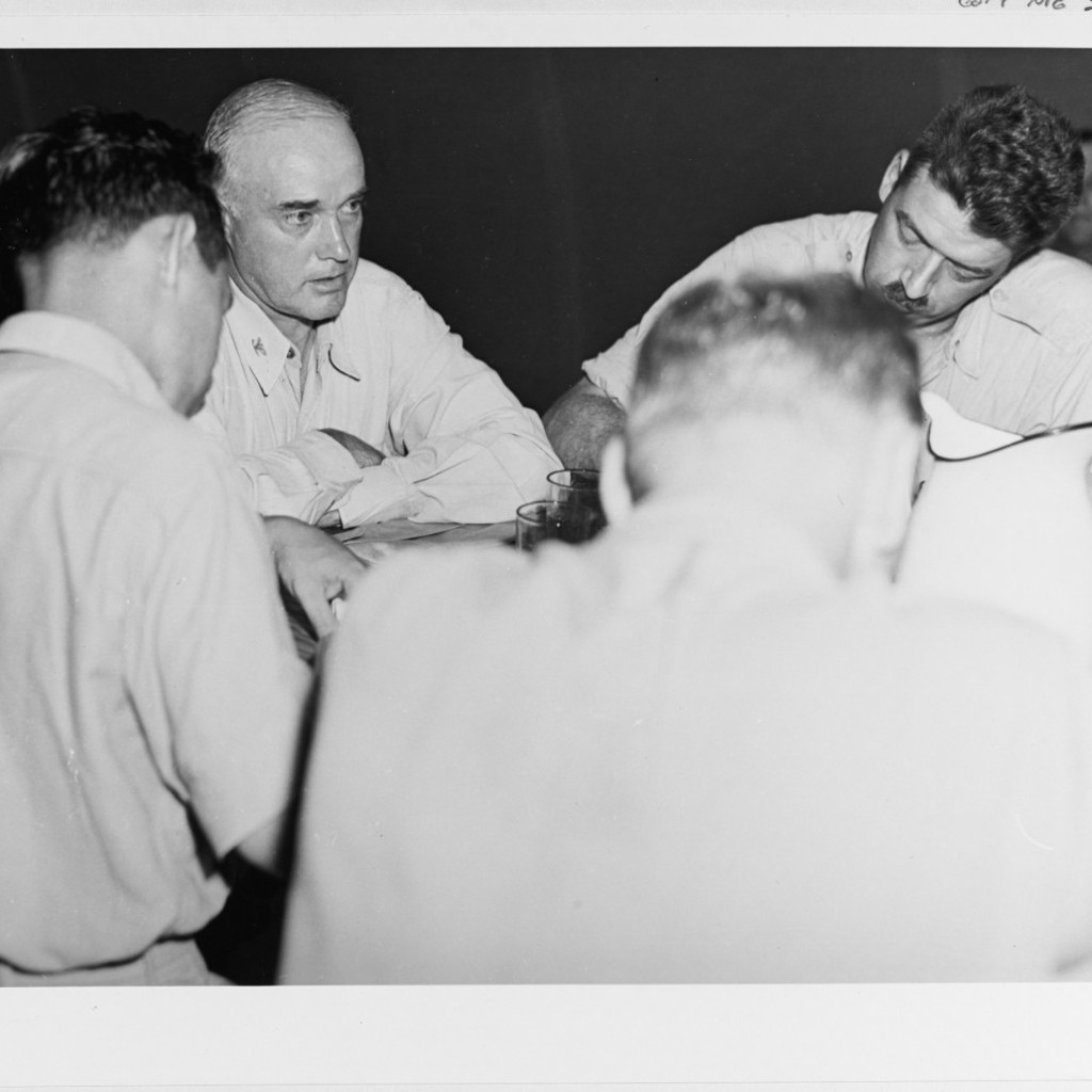 USS Indianapolis沈没後、グアムで戦争特派員に説明する艦長Charles B. McVay III