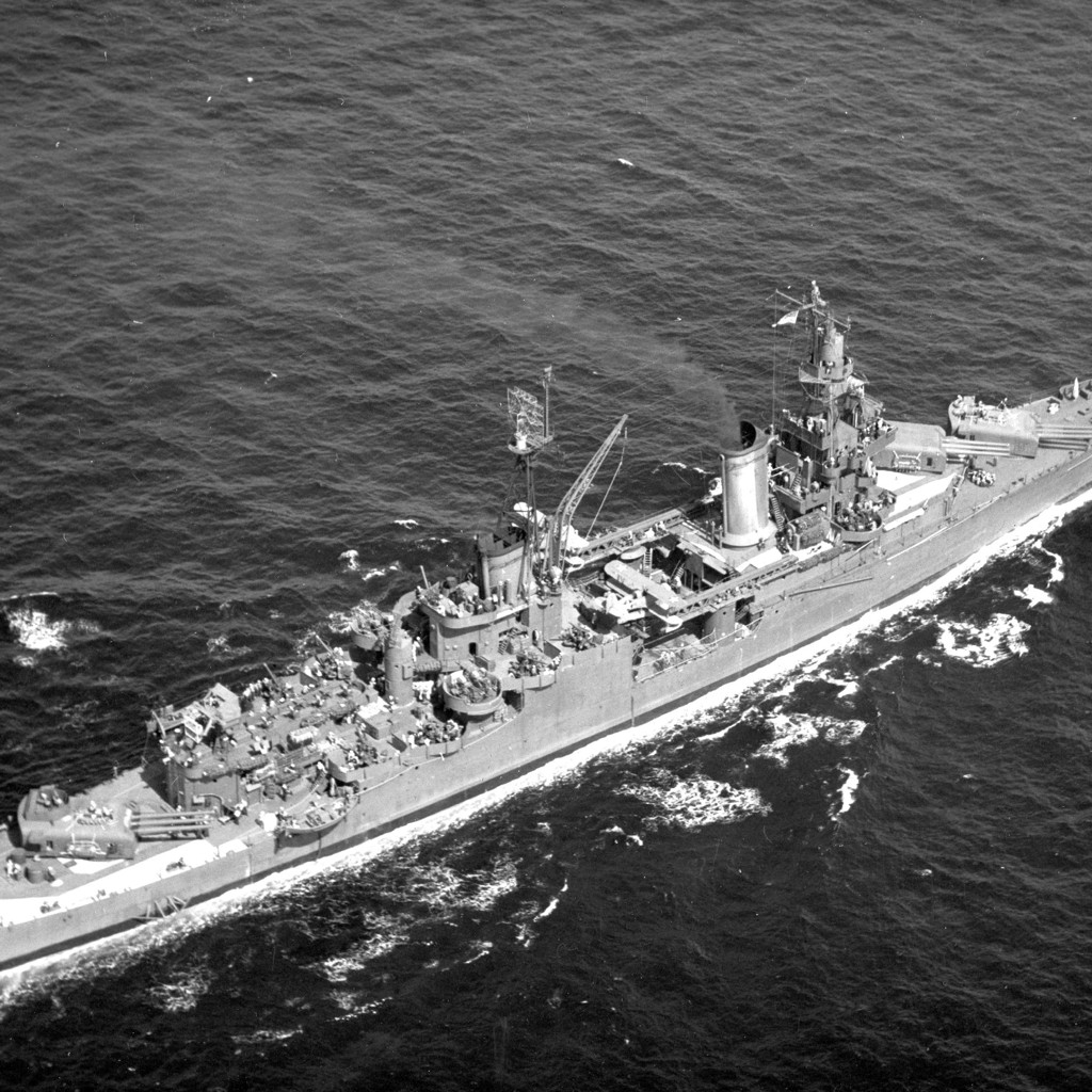 1943年から1944年ごろ、太平洋を航行する重巡洋艦USS Indianapolis